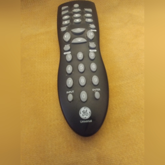 GE universal remote RC24911-A - Picture 2 of 4